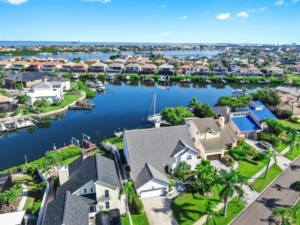 合同活跃: $1,000,000 (3 贝兹, 2 浴室, 3850 平方英尺)