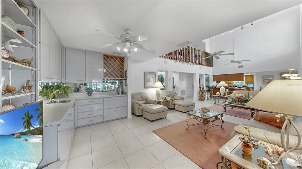 合同活跃: $1,000,000 (3 贝兹, 2 浴室, 3850 平方英尺)