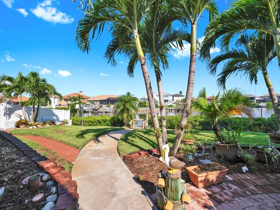 合同活跃: $1,000,000 (3 贝兹, 2 浴室, 3850 平方英尺)