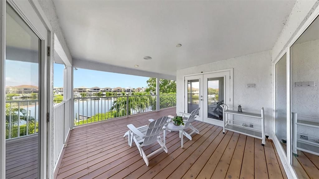 合同活跃: $1,000,000 (3 贝兹, 2 浴室, 3850 平方英尺)