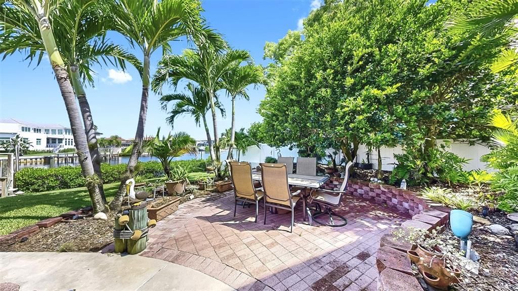 合同活跃: $1,000,000 (3 贝兹, 2 浴室, 3850 平方英尺)