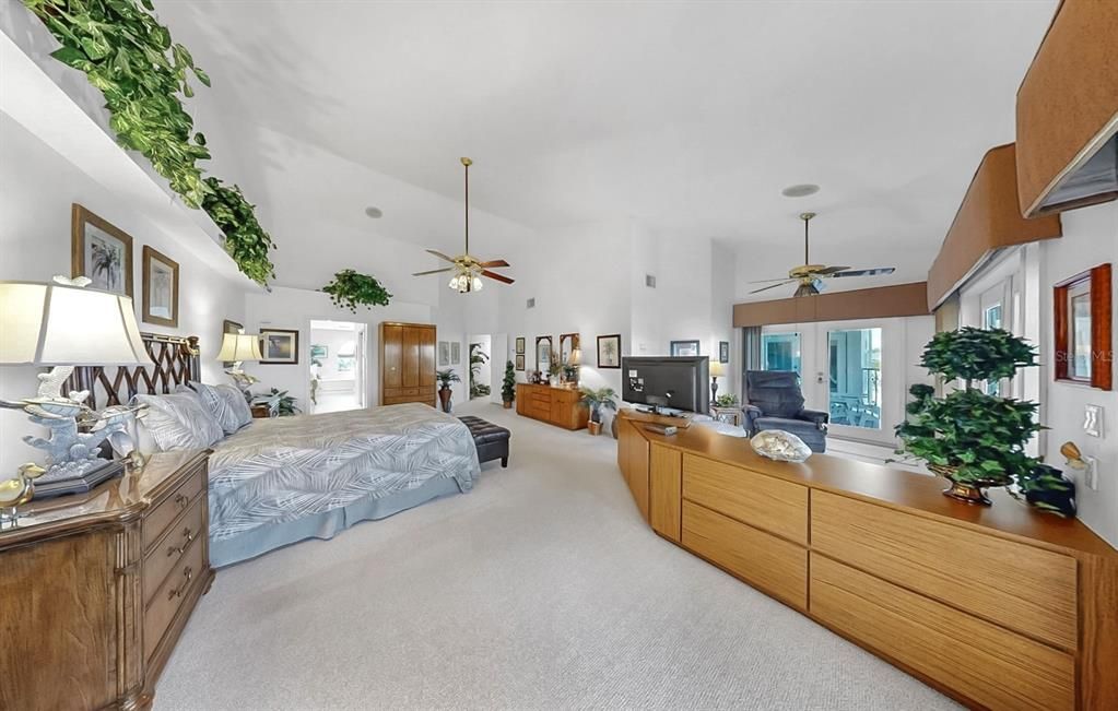 合同活跃: $1,000,000 (3 贝兹, 2 浴室, 3850 平方英尺)