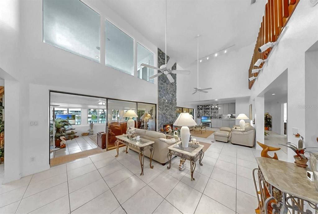 合同活跃: $1,000,000 (3 贝兹, 2 浴室, 3850 平方英尺)