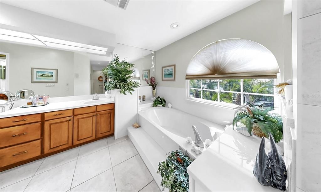 合同活跃: $1,000,000 (3 贝兹, 2 浴室, 3850 平方英尺)