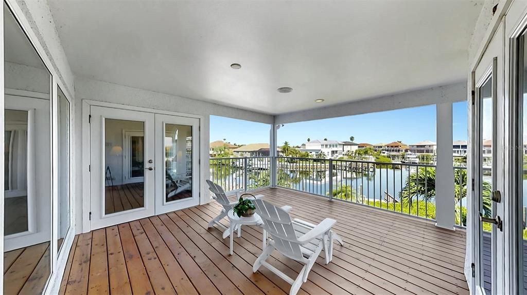 合同活跃: $1,000,000 (3 贝兹, 2 浴室, 3850 平方英尺)