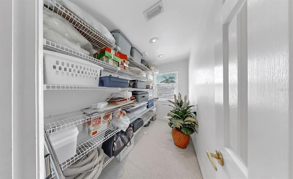 合同活跃: $1,000,000 (3 贝兹, 2 浴室, 3850 平方英尺)