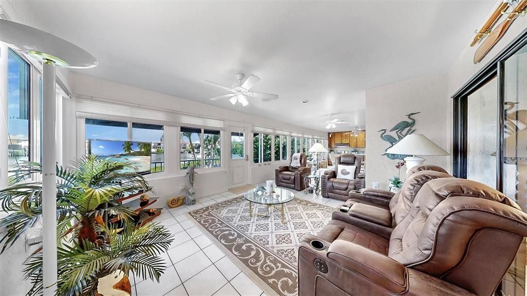 合同活跃: $1,000,000 (3 贝兹, 2 浴室, 3850 平方英尺)