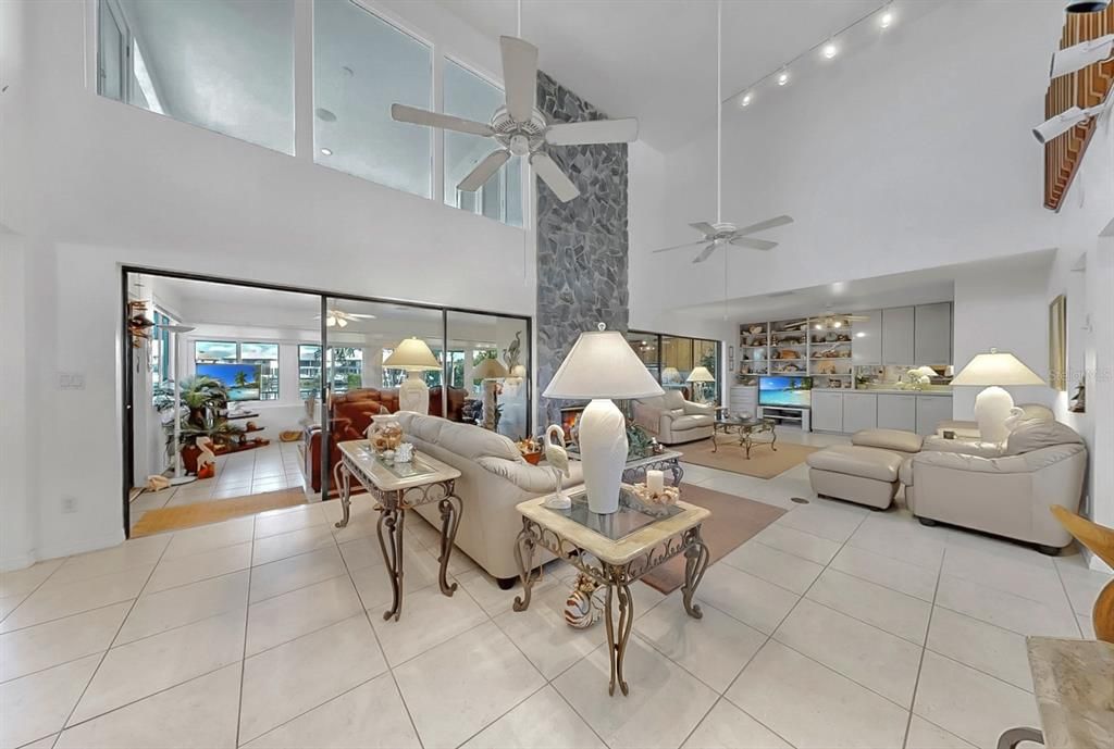 合同活跃: $1,000,000 (3 贝兹, 2 浴室, 3850 平方英尺)