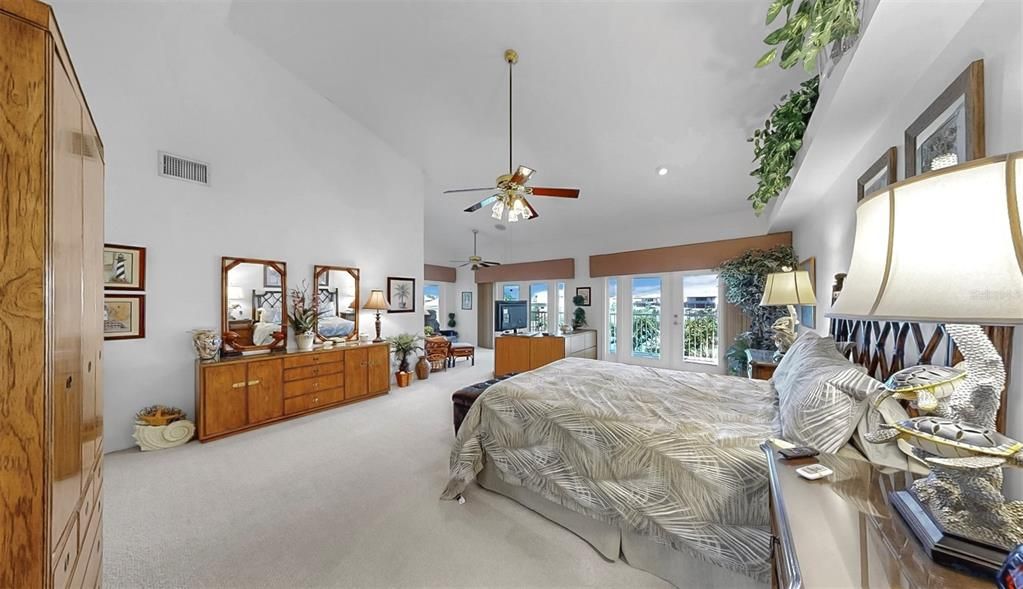 合同活跃: $1,000,000 (3 贝兹, 2 浴室, 3850 平方英尺)