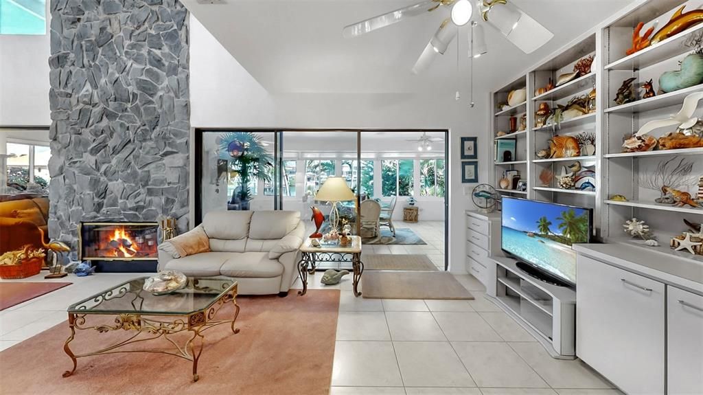 合同活跃: $1,000,000 (3 贝兹, 2 浴室, 3850 平方英尺)