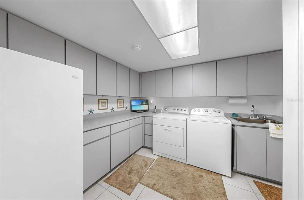 合同活跃: $1,000,000 (3 贝兹, 2 浴室, 3850 平方英尺)