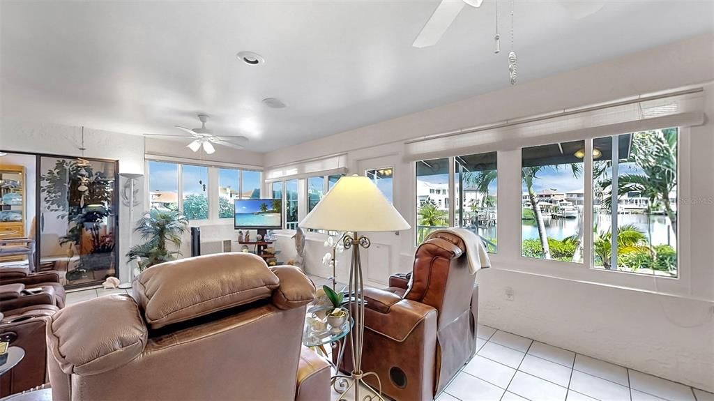 合同活跃: $1,000,000 (3 贝兹, 2 浴室, 3850 平方英尺)