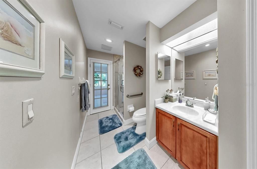 合同活跃: $1,000,000 (3 贝兹, 2 浴室, 3850 平方英尺)