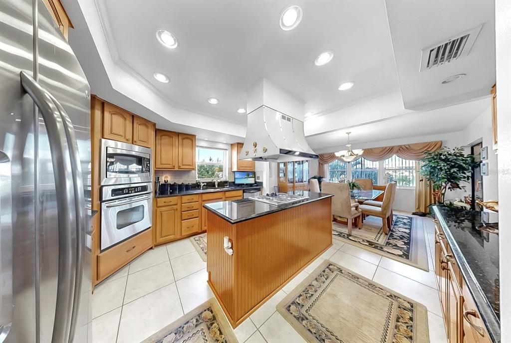 合同活跃: $1,000,000 (3 贝兹, 2 浴室, 3850 平方英尺)