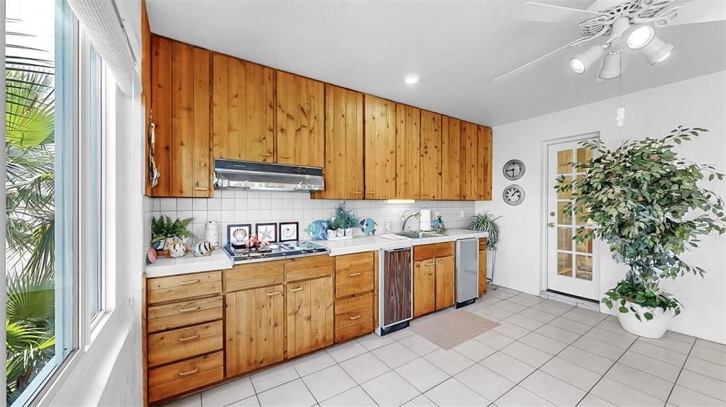 合同活跃: $1,000,000 (3 贝兹, 2 浴室, 3850 平方英尺)