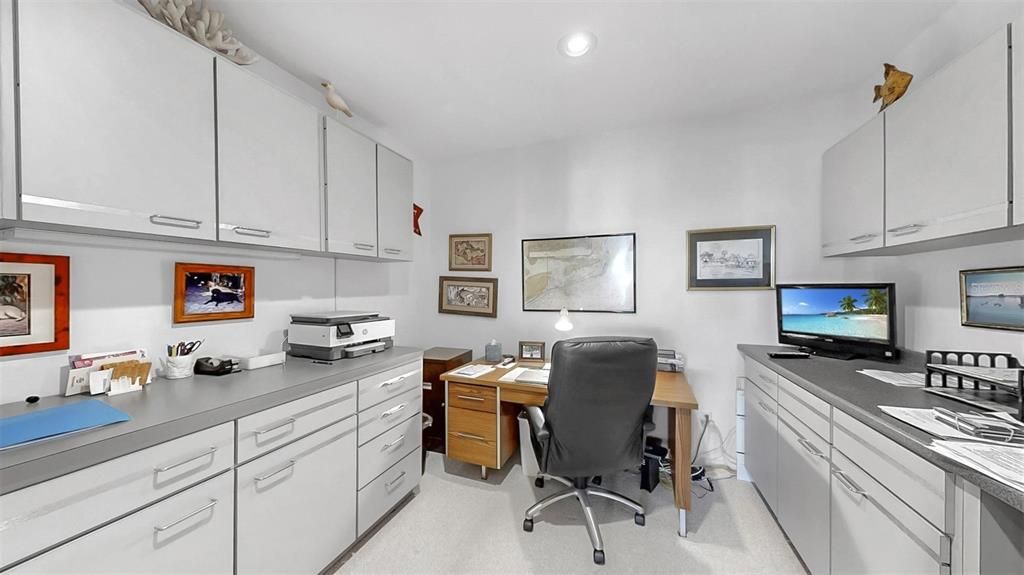 合同活跃: $1,000,000 (3 贝兹, 2 浴室, 3850 平方英尺)