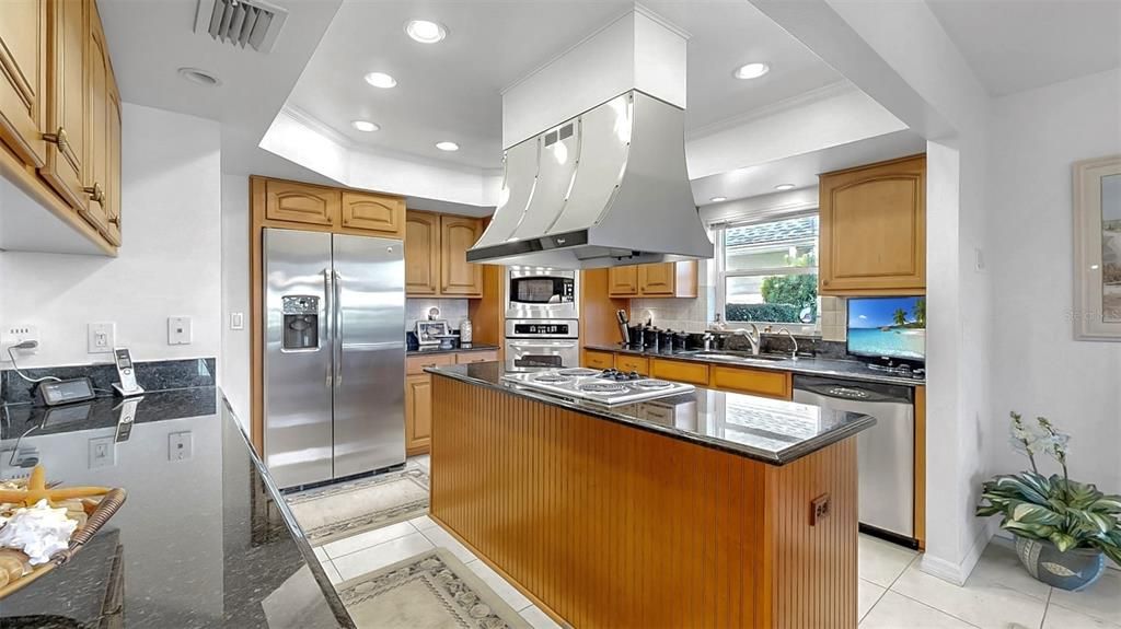 合同活跃: $1,000,000 (3 贝兹, 2 浴室, 3850 平方英尺)