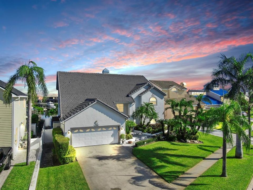 合同活跃: $1,000,000 (3 贝兹, 2 浴室, 3850 平方英尺)