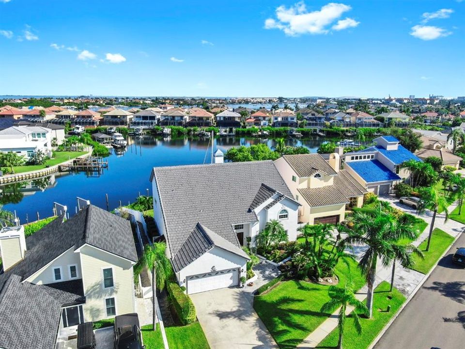 合同活跃: $1,000,000 (3 贝兹, 2 浴室, 3850 平方英尺)