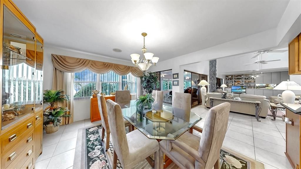 合同活跃: $1,000,000 (3 贝兹, 2 浴室, 3850 平方英尺)