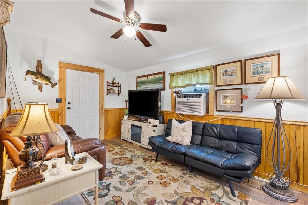 合同活跃: $199,900 (2 贝兹, 2 浴室, 720 平方英尺)