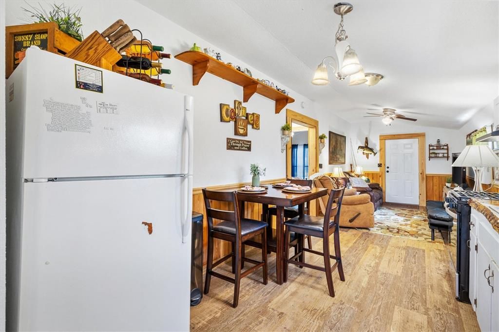 合同活跃: $199,900 (2 贝兹, 2 浴室, 720 平方英尺)