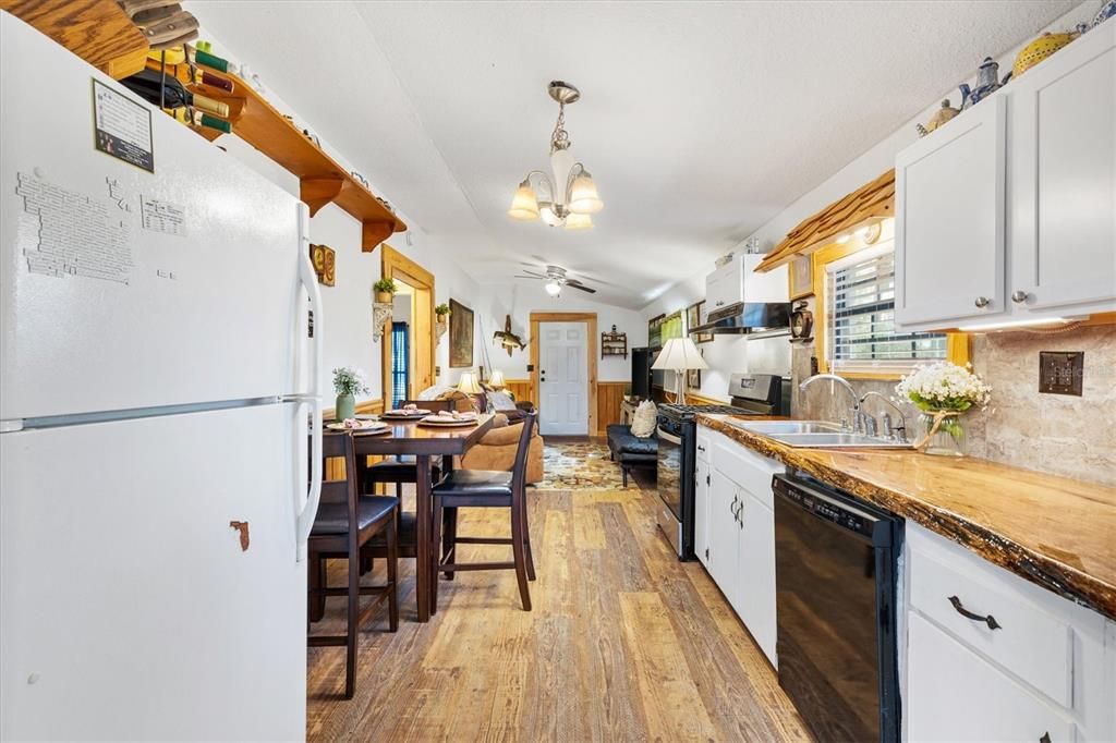 合同活跃: $199,900 (2 贝兹, 2 浴室, 720 平方英尺)