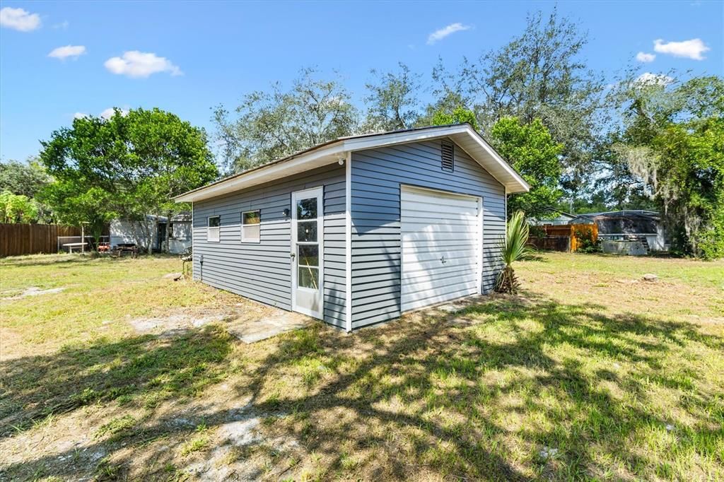 合同活跃: $199,900 (2 贝兹, 2 浴室, 720 平方英尺)