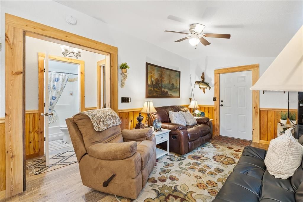 合同活跃: $199,900 (2 贝兹, 2 浴室, 720 平方英尺)