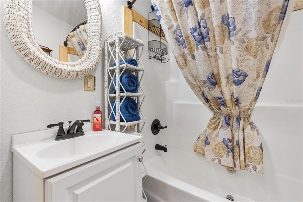 合同活跃: $199,900 (2 贝兹, 2 浴室, 720 平方英尺)