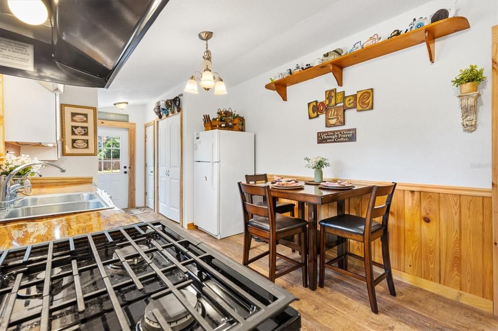 合同活跃: $199,900 (2 贝兹, 2 浴室, 720 平方英尺)