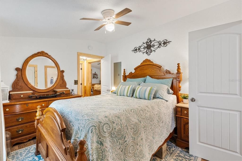 合同活跃: $199,900 (2 贝兹, 2 浴室, 720 平方英尺)