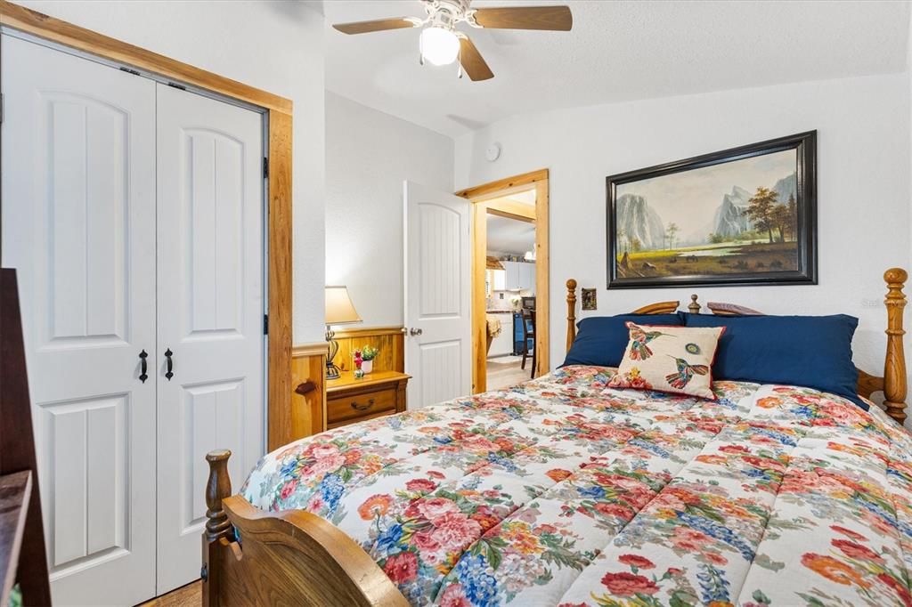 合同活跃: $199,900 (2 贝兹, 2 浴室, 720 平方英尺)