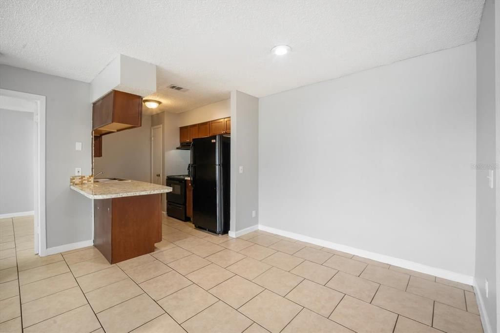 На продажу: $149,900 (2 спален, 2 ванн, 918 Квадратных фут)