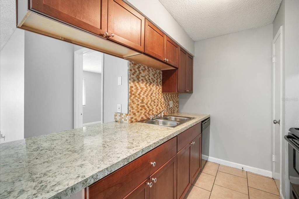 На продажу: $149,900 (2 спален, 2 ванн, 918 Квадратных фут)