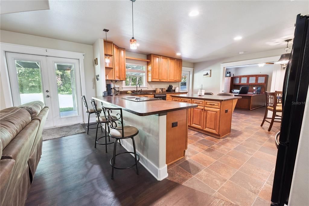 待售: $495,000 (4 贝兹, 2 浴室, 2028 平方英尺)