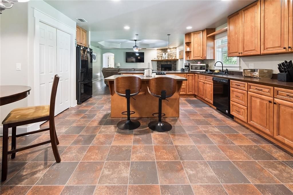 待售: $495,000 (4 贝兹, 2 浴室, 2028 平方英尺)