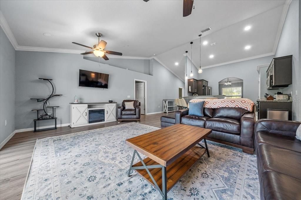 待售: $328,000 (4 贝兹, 2 浴室, 1848 平方英尺)