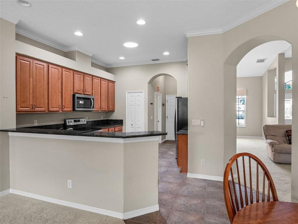 合同活跃: $374,999 (3 贝兹, 2 浴室, 1977 平方英尺)