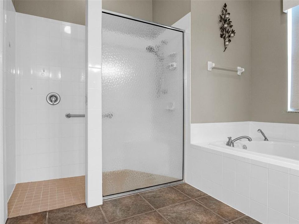 合同活跃: $374,999 (3 贝兹, 2 浴室, 1977 平方英尺)