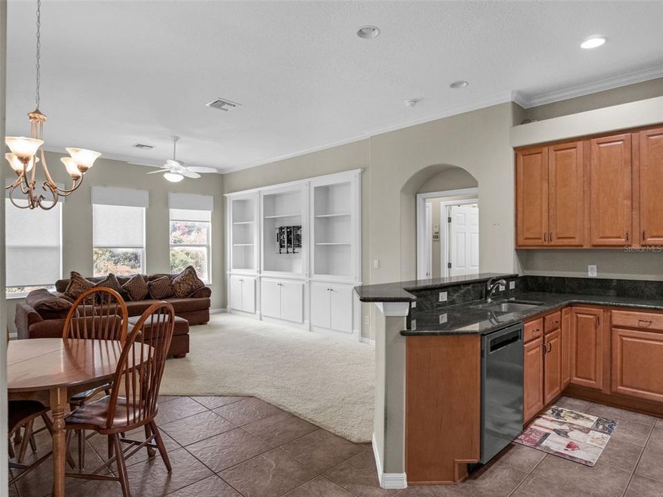 合同活跃: $374,999 (3 贝兹, 2 浴室, 1977 平方英尺)