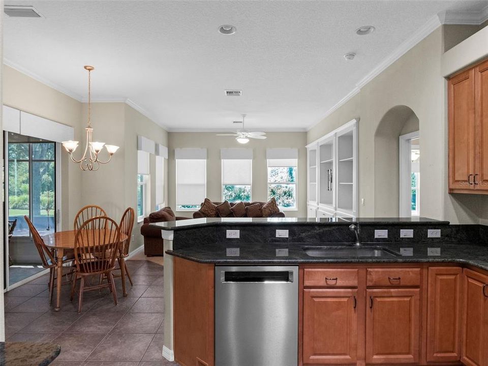 合同活跃: $374,999 (3 贝兹, 2 浴室, 1977 平方英尺)