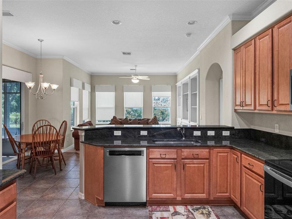 合同活跃: $374,999 (3 贝兹, 2 浴室, 1977 平方英尺)