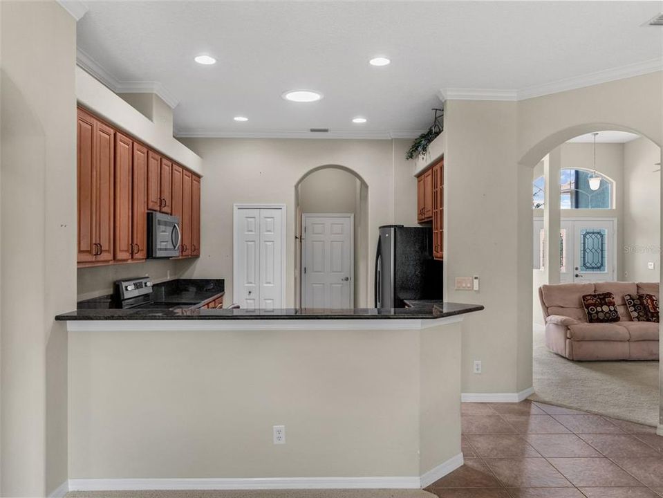 合同活跃: $374,999 (3 贝兹, 2 浴室, 1977 平方英尺)