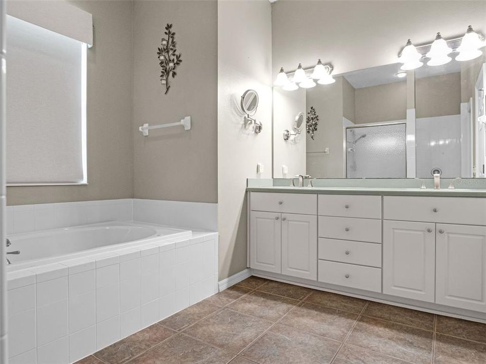 合同活跃: $374,999 (3 贝兹, 2 浴室, 1977 平方英尺)