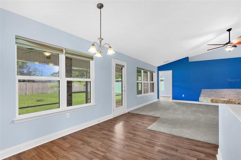 Activo con contrato: $369,000 (4 camas, 2 baños, 2166 Pies cuadrados)