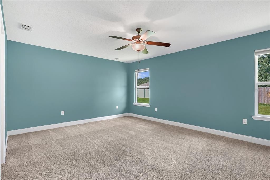 Activo con contrato: $369,000 (4 camas, 2 baños, 2166 Pies cuadrados)