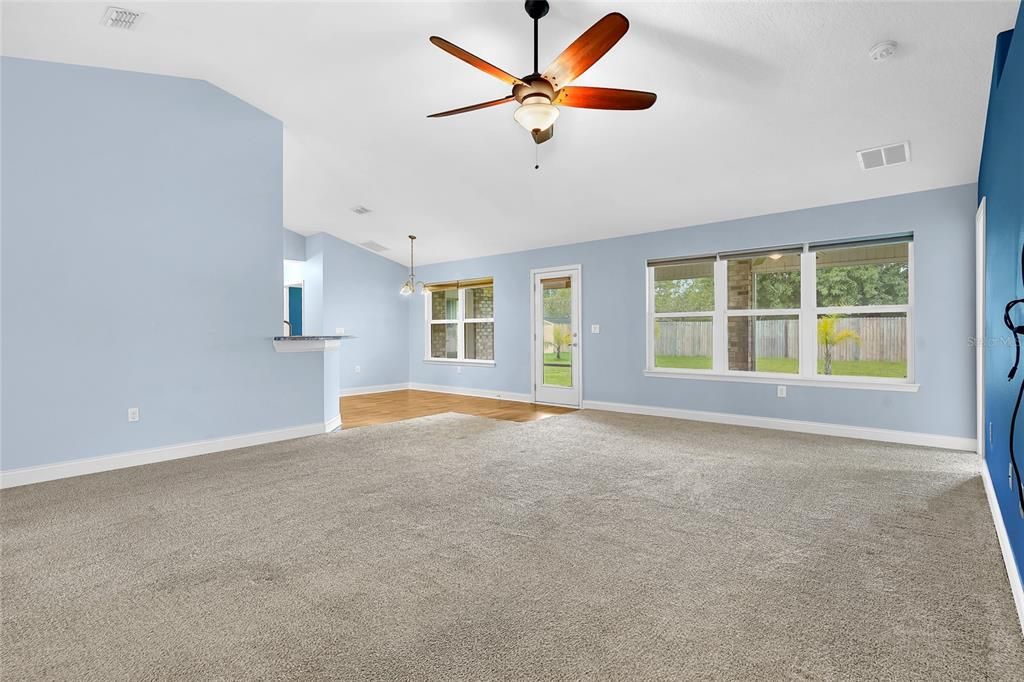 Activo con contrato: $369,000 (4 camas, 2 baños, 2166 Pies cuadrados)