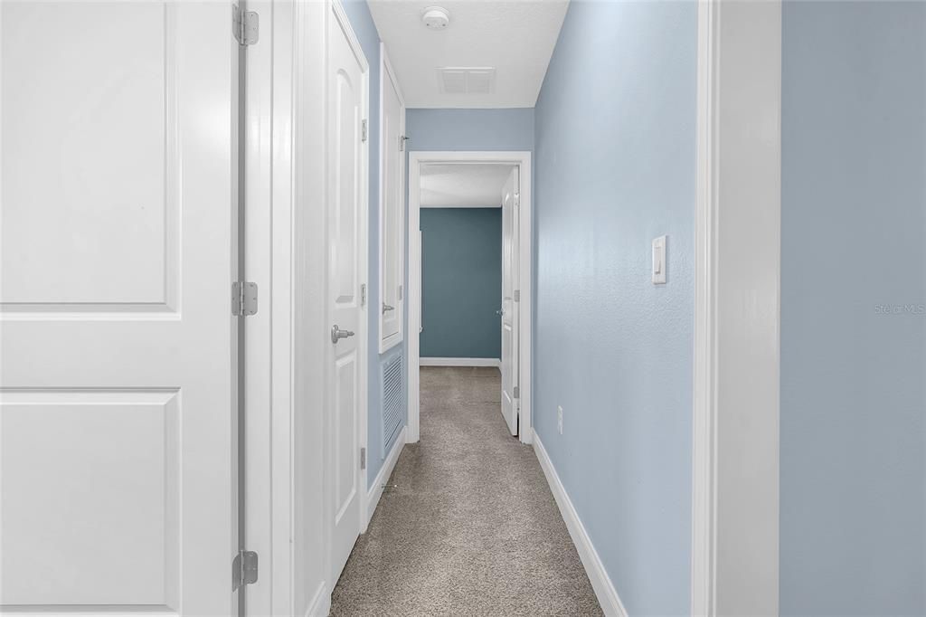 Activo con contrato: $369,000 (4 camas, 2 baños, 2166 Pies cuadrados)