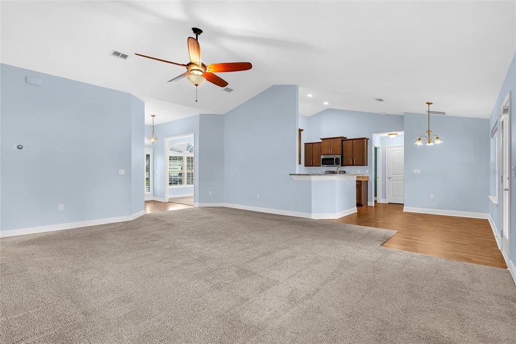 Activo con contrato: $369,000 (4 camas, 2 baños, 2166 Pies cuadrados)